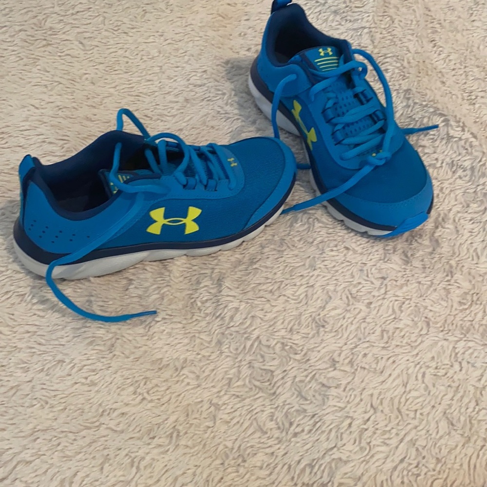 Youth Under Armour tennis shoes